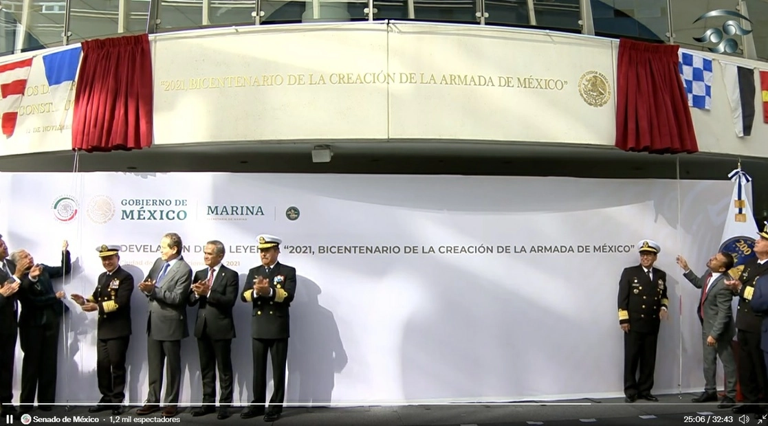 Develación del placa con letras doradas alusiva a los 200 años de la creación de la Marina. Imagen tomada de la transmisión en vivo
