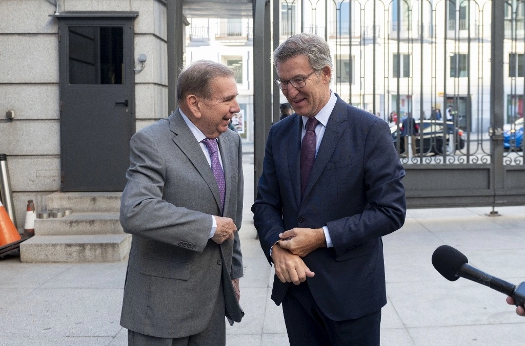 Edmundo González, ex candidato presidencial opositor venezolano (izquierda) y  Alberto Núñez Feijóo, presidente del PP. Foto Europa Press