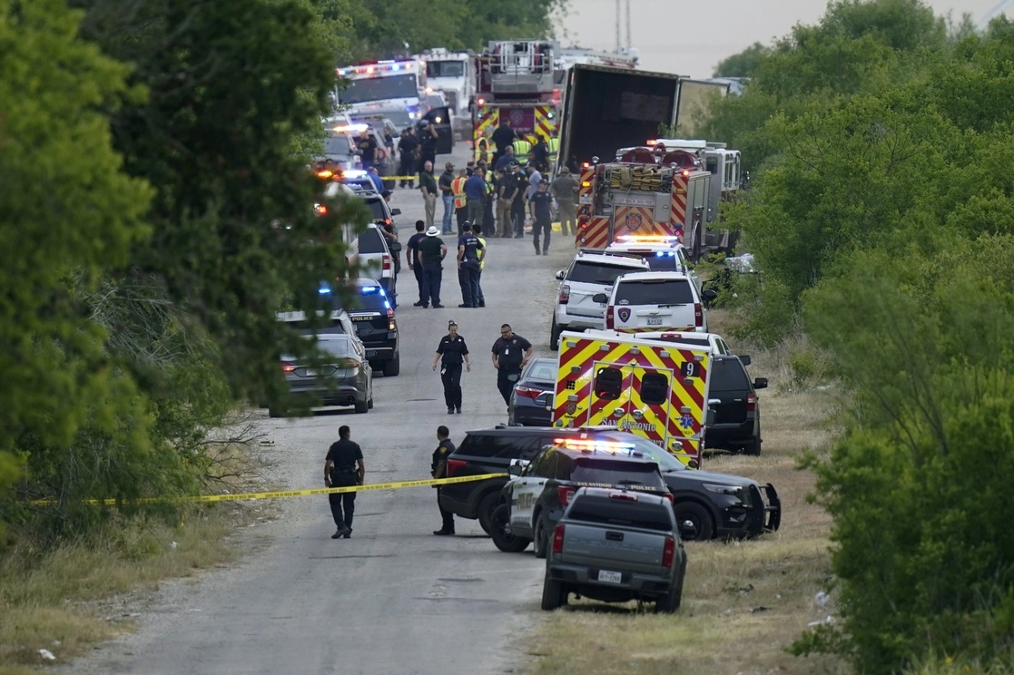 Senadores se pronunciaron por esclarecer la muerte de 50 migrantes abandonados en un tráiler en Texas, el 27 de junio de 2022. Foto Ap