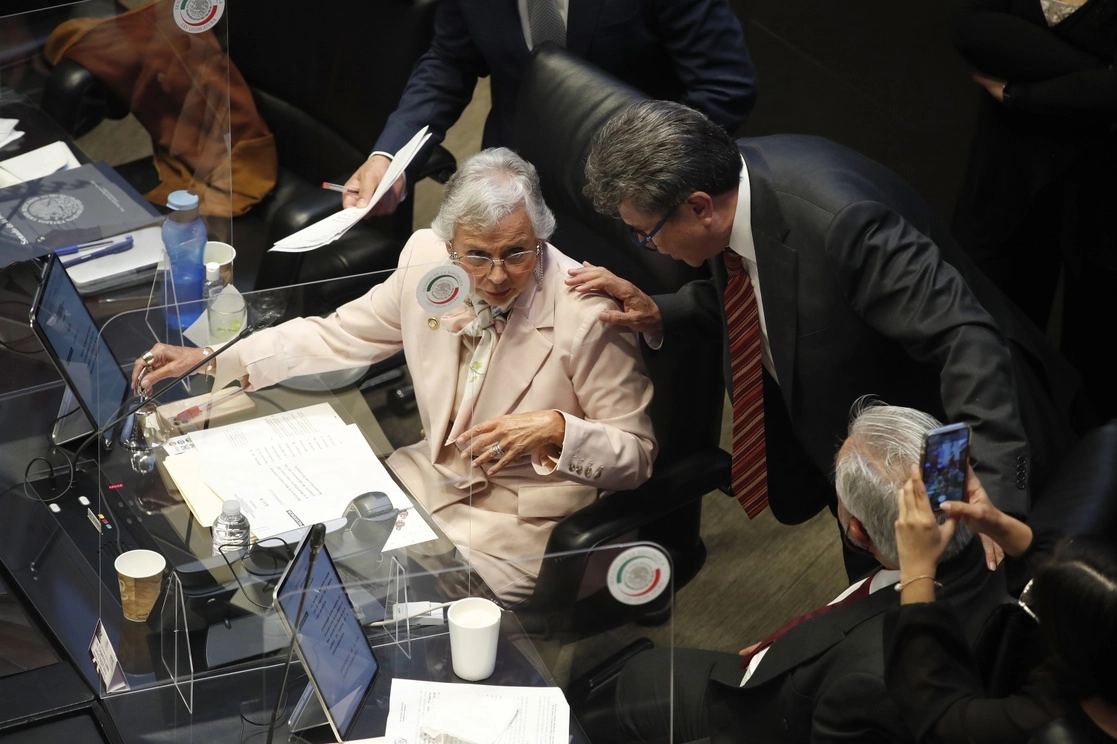 La presidenta de la mesa directiva del Senado, Olga Sánchez Cordero, y el titular de la Jucopo, Ricardo Monreal. Foto Cristina Rodríguez / Archivo