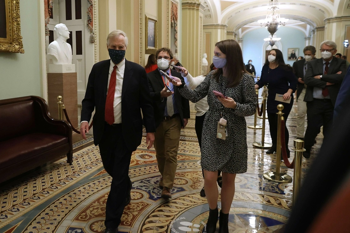 El senador Angus King fuera de la Cámara del Senado por el quinto día del juicio político del ex presidente Donald Trump en el Capitolio de los Estados Unidos el 13 de febrero de 2021 en Washington, DC. Foto Afp