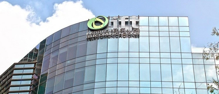 El Senado insiste en una impugnación, debido a que argumenta que los consejeros del Instituto Federal de Telecomunicaciones excedieron sus facultades legales al modificar el Estatuto Orgánico del instituto, la cual es una prerrogativa exclusiva del Poder Legislativo Federal. Foto tomada del Twitter de @IFT_MX
