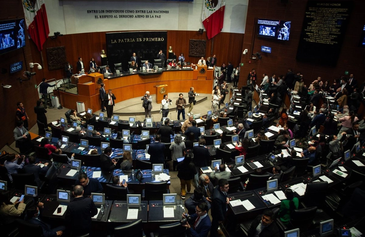 Los nuevos grados militares y navales fueron aprobados con gran rapidez, ya que un día antes fueron remitidos al Senado y menos de 24 horas después se votaron y aprobaron  en comisiones y en el pleno.