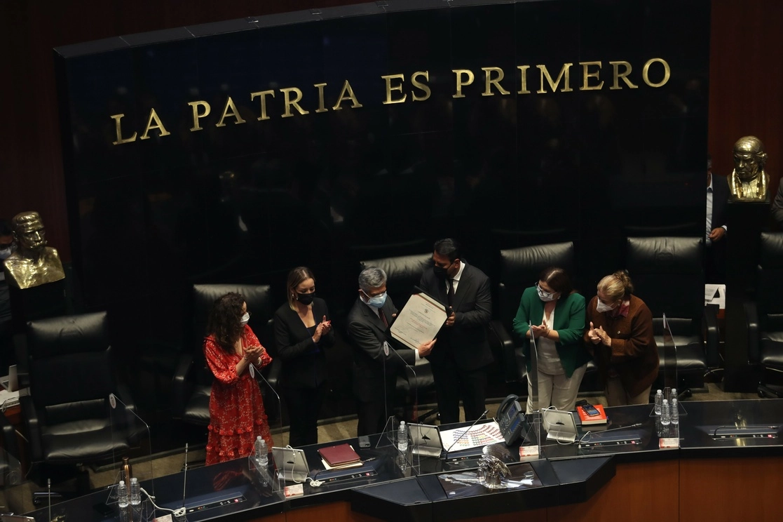 Roberto Salcedo Aquino (c,izq) junto con legisladores tras se ratificado como titular de la SFP. Foto Yazmín Ortega
