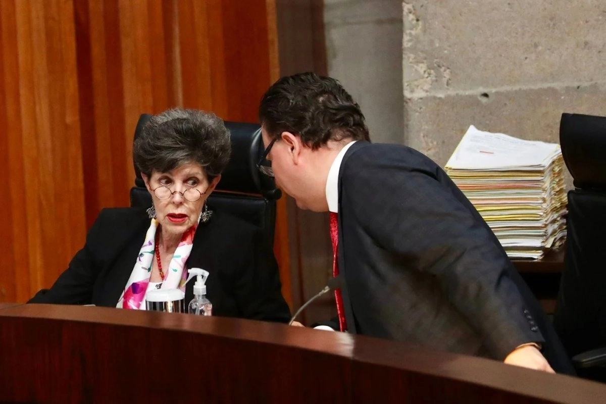 A la izquierda, la magistrada Janine Otálora, durante una sesión del TEPJF. 