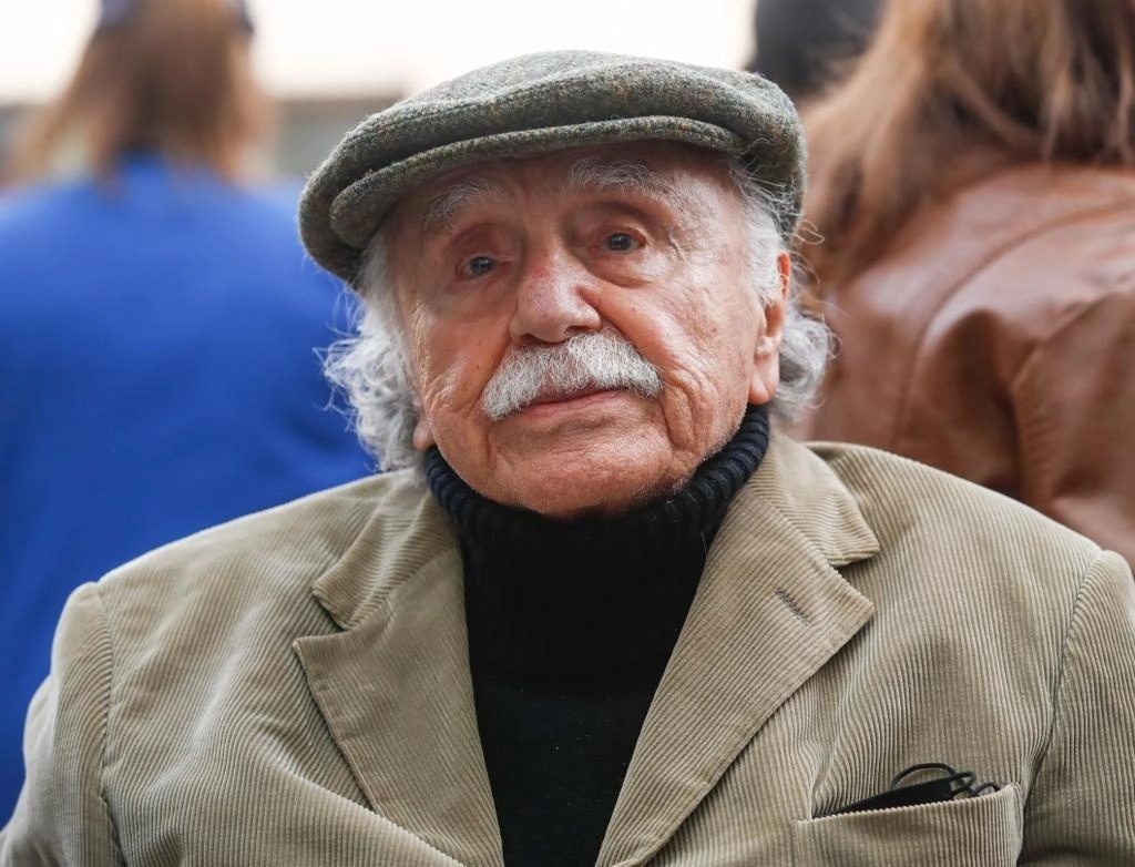 Con un minuto de silencio y aplausos, el Senado rindió homenaje a don  Carlos Payán, director fundador de ‘La Jornada’, “ilustre mexicano”, según lo definió el presidente de esa cámara, Alejandro Armenta. Foto Víctor Camacho