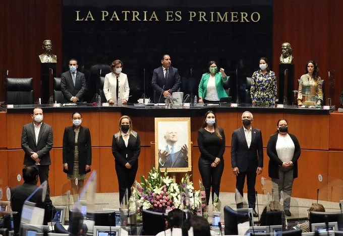 Guardia de honor de senadores y senadores durante el homenajea al Premio Nobel de Química 1995, Mario Molina. Foto Cortesía Senado de la República