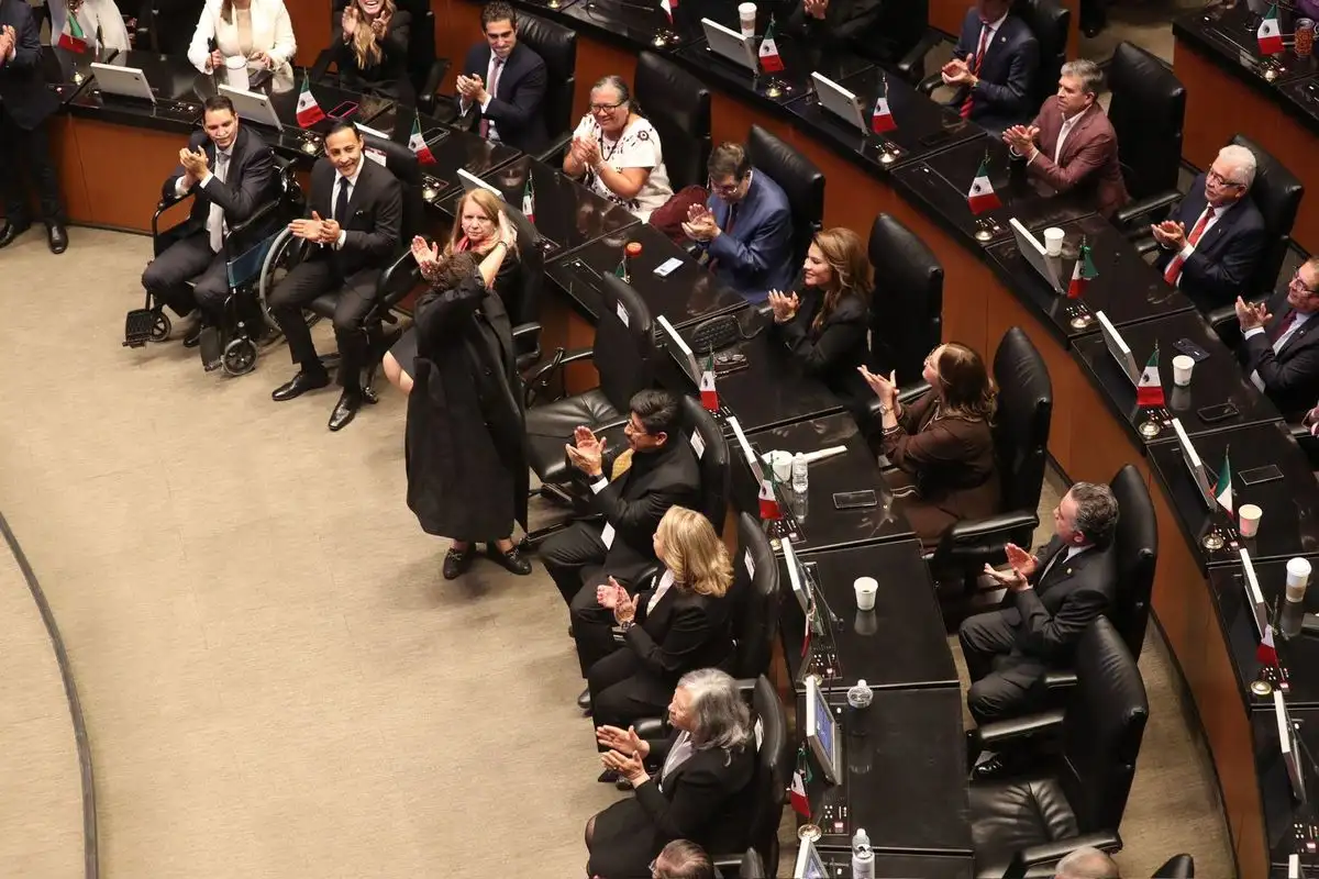 Ministras y ministros electos antes de su toma de protesta en el Senado de la República.