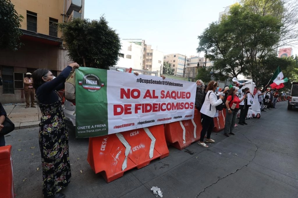 Personas se manifestaron esta tarde en las inmediaciones del Senado en contra de la eliminación de los fideicomisos. Foto José Antonio López