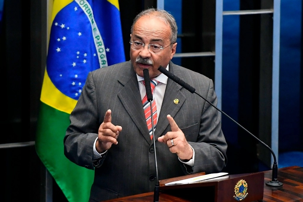 El senador brasileño, Chico Rodrigues, intentó esconder dinero en efectivo dentro de su calzoncillo durante una operación policial que investiga el desvío de recursos públicos destinados a combatir el nuevo coronavirus en el norte del país, informó este jueves la prensa local. Foto AFP