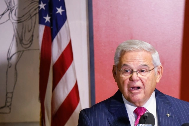 El senador estadounidense Robert Menendez (demócrata por Nueva Jersey) habla durante una conferencia de prensa. Foto Afp 