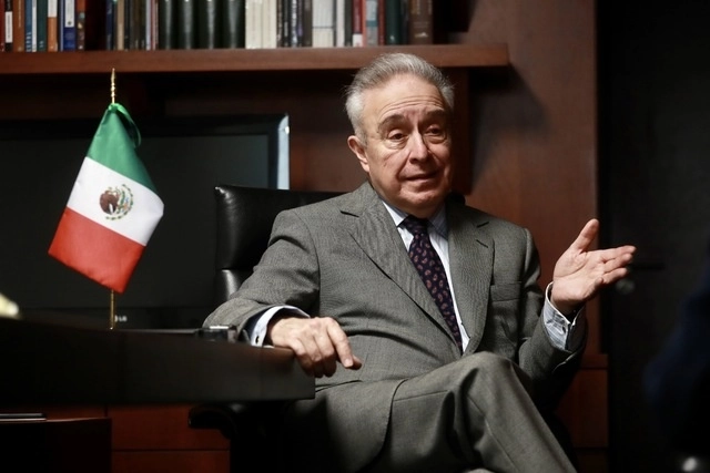 El senador de Morena, Héctor Vasconcelos durante entrevista con 'La Jornada'. Foto Luis Castillo / Archivo