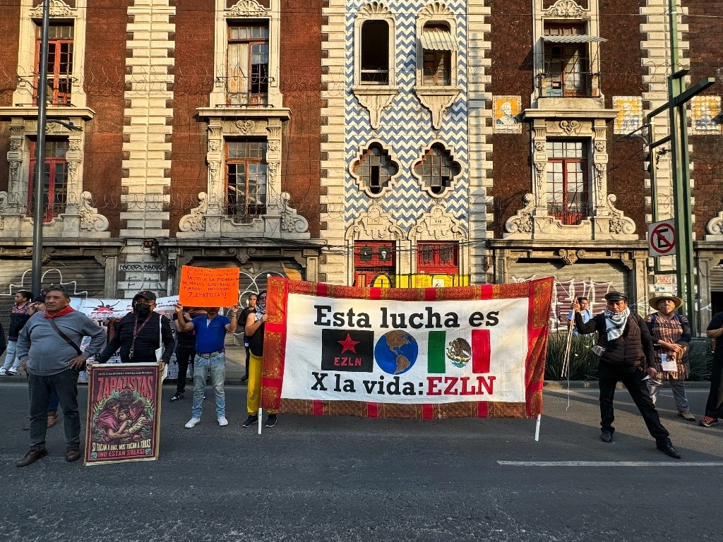 Integrantes de organizaciones sociales colgaron mantas y carteles durante un mitin frente a la sede de Gobernación. Foto Víctor Camacho