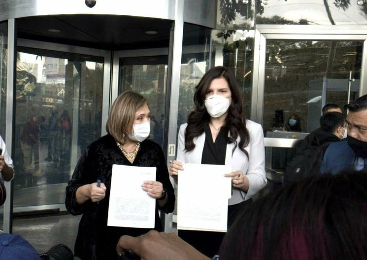 Xóchitl Gálvez y Kenia López, senadoras del PAN, afuera de la FGR. Foto tomada del Twitter de @kenialopezr