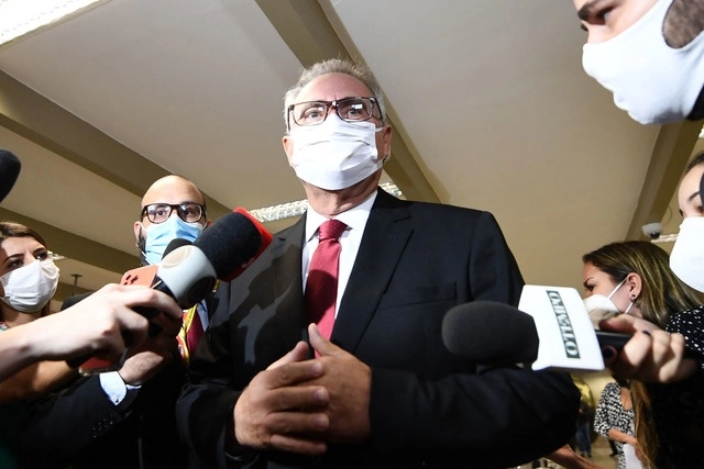 El senador brasileño Renan Calheiros, presidente y vocero de la Comisión de Investigación Parlamentaria que analiza el manejo del gobierno de la crisis pandémica, hoy en Brasilia. Foto Afp 
