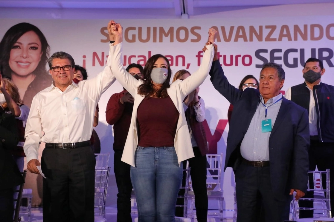 La abanderada de Naucalpan con los senadores de Morena. Foto cortesía