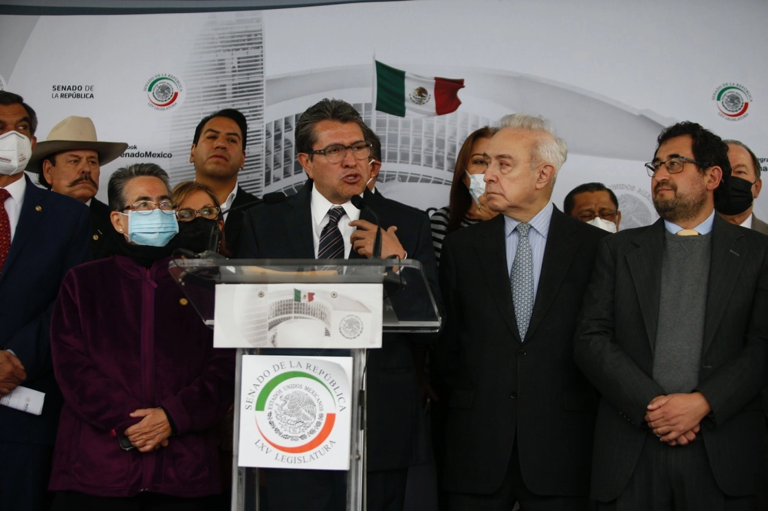 El coordinador de Morena, Ricardo Monreal, explicó que aunque se interrumpa la relación, las embajadas, los acuerdos comerciales y las empresas españolas y mexicanas que operan en ambos países seguirán en funcionamiento. En la imagen, el senador, acompañado de integrantes de su partido, durante conferencia de prensa. Foto Guillermo Sologuren / Archivo