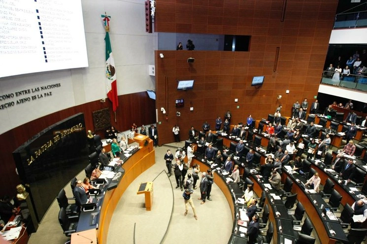 Legisladores guardan un minuto de silencio en la sesión de este martes del Senado, en memoria de los estudiantes de medicina asesinados en Puebla. Foto Roberto García 