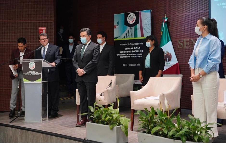 Durante la inauguración de la Semana de la Seguridad Social 2021, el 26 de abril de 2021. Al micrófono, el presidente de la Jucopo, Ricardo Monreal, y a su izquierda, el director general del IMSS, Zoé Robledo. Foto tomada del Twitter de @Tu_IMSS