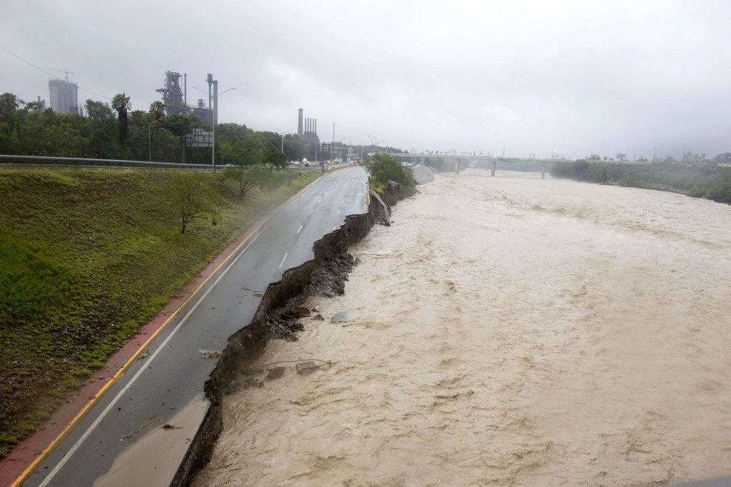 Afectaciones en la avenida Constitución en Monterrey, NL, a causa de las lluvias derivadas de la tormenta tropical 'Alberto'. Foto Gabriela Pérez Montiel / Cuartoscuro / La Jornada
