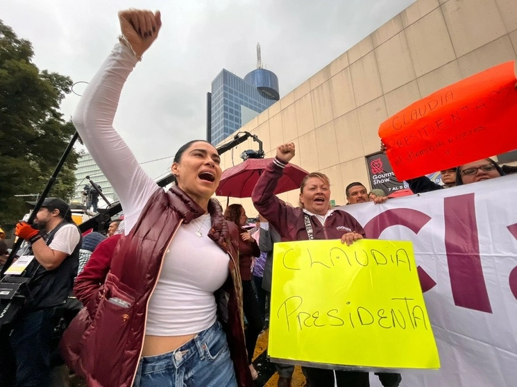 Simpatizantes de Morena a las afueras del WTC. Foto Luis Castillo 