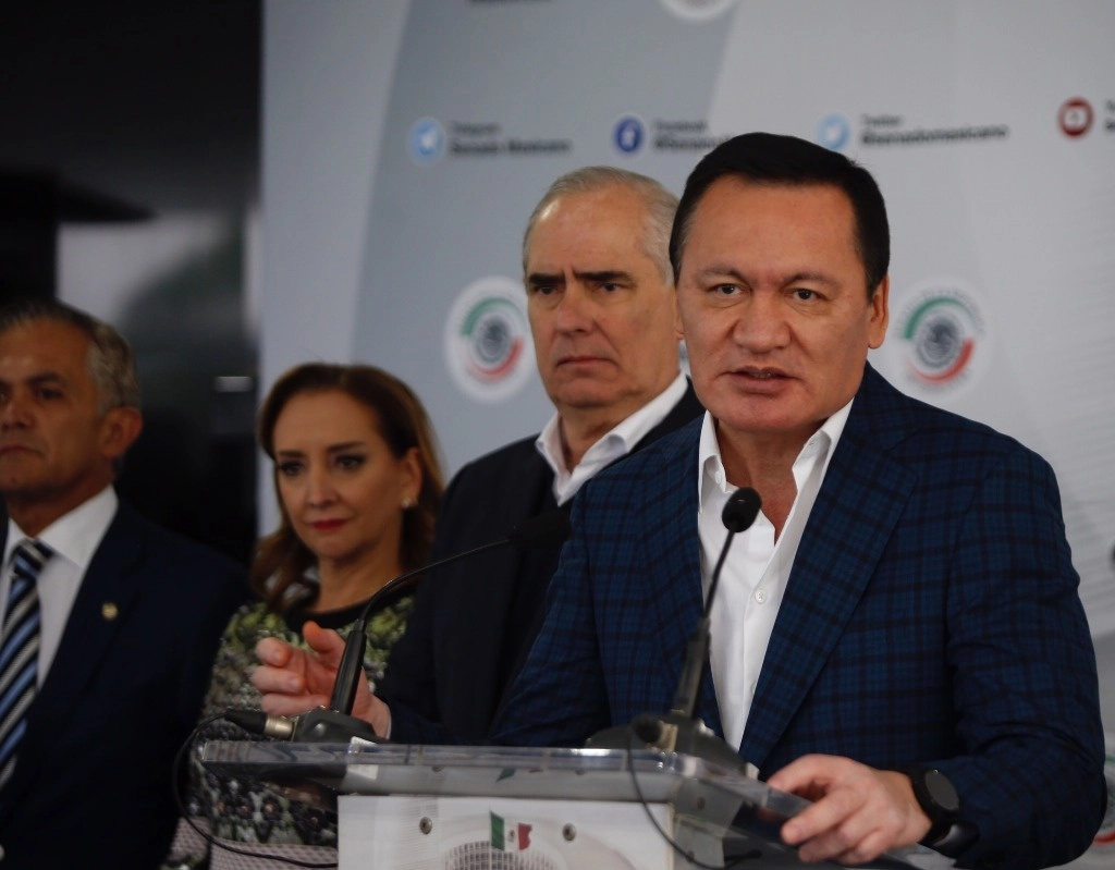 Los senadores del PRI evadieron tratar el tema de la posible remoción del coordinador Miguel Ángel Osorio Chong, en la asamblea extraordinaria del grupo parlamentario que esta tarde se llevará a cabo en las instalaciones senatoriales. Foto Guillermo Sologuren / Archivo