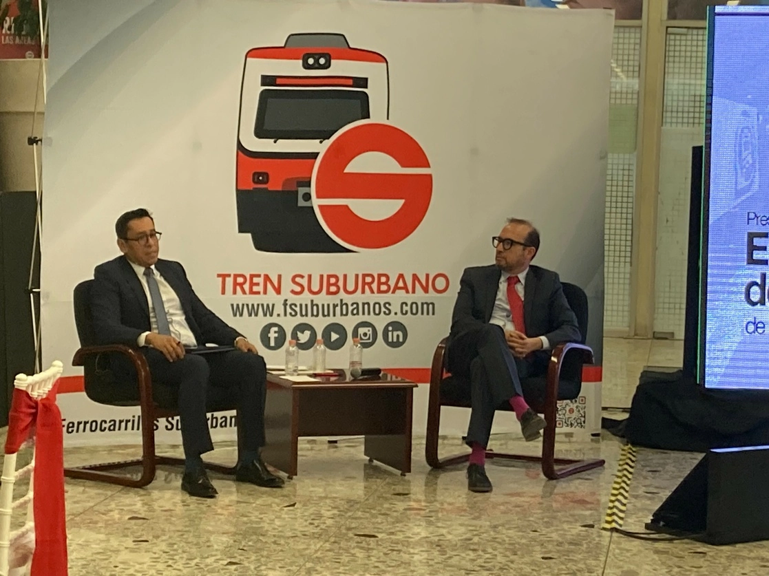 Max Noria Anguiano, director de Comercialización y Administración de Riesgos de Ferrocarriles Suburbanos, y Roberto Remes, presidente de la Comisión de Movilidad de la Coparmex-CDMX (derecha). Foto Bertha Teresa Ramirez 