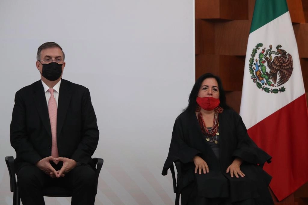 El canciller Marcelo Ebrard, durante su participación en la presentación de la agenda cultural que México presentará en el pabellón de la Expo Dubai 2020, acompañado de la artista visual Betsabee Romero, el 19 de octubre de 2021. Foto María Luisa Severiano