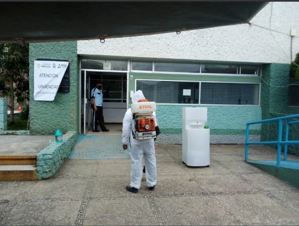 Un elemento de Protección Civil sanitiza las instalaciones de la clínica del IMSS en Bochil, Chiapas, en julio de 2020. Foto tomada de Twitter @pcivilchiapas