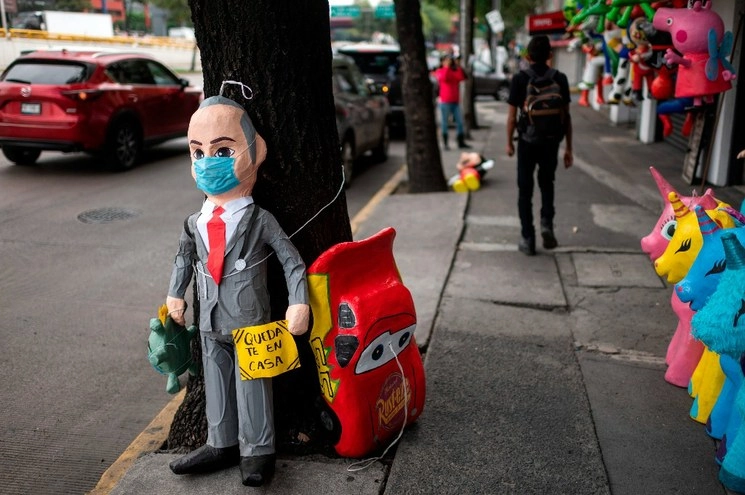 Una piñata del subsecretario de Salud, Hugo López-Gatell, en una tienda de la Ciudad de México. Foto Afp 
