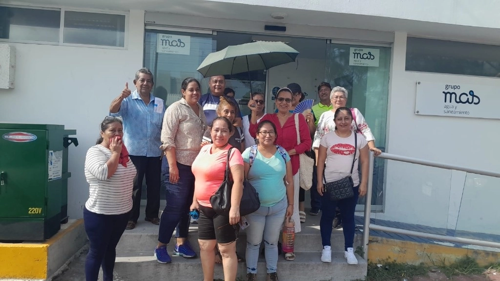 Mientras tanto en la ciudad y puerto de Veracruz, vecinos de la colonia López Mateos realizaron un plantón a las afueras de las oficinas del Grupo Metropolitano de Agua y Saneamiento. Foto 'La Jornada'