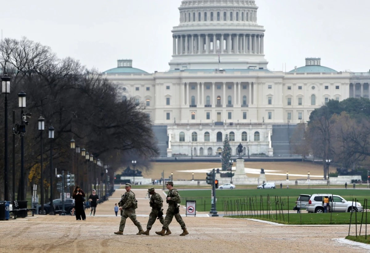 Elementos de la Guardia Nacional en el National Mall, cerca del Capitolio de los Estados Unidos, ayer miércoles 26 de noviembre de 2025, en Washington.