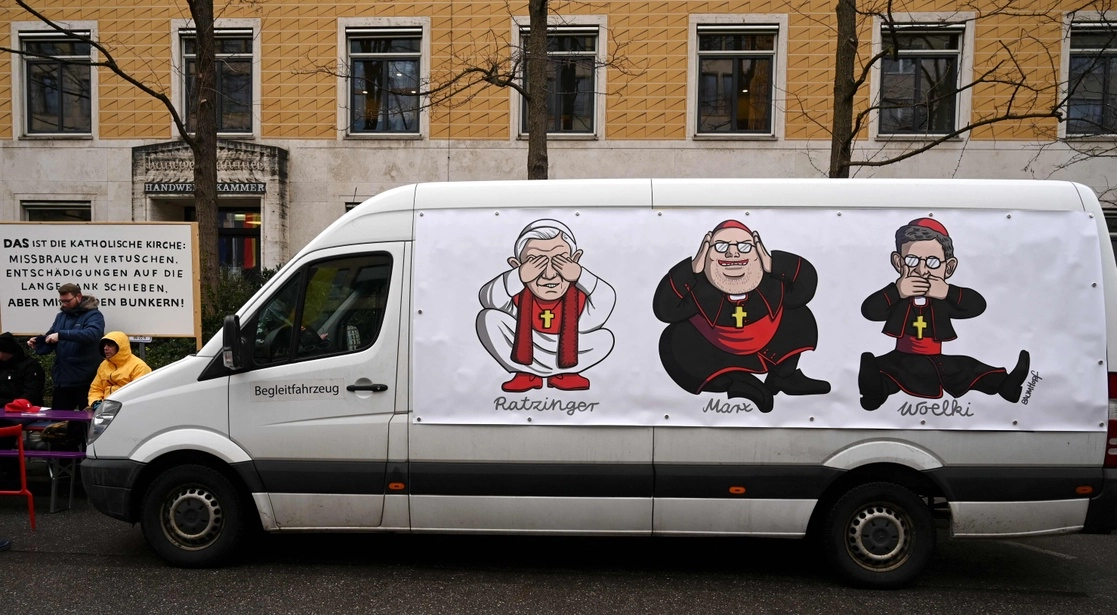 Una ilustración de protesta en una minivan, contra el ex arzobispo de Múnich y Fresing, Joseph Ratzinger, acusado de encubrir casos de pederastia del actual arzobispo, Reinhard Marx, y del de Colonia, el cardenal Rainer Maria Woelki, el 20 de enero de 2022. Foto Afp