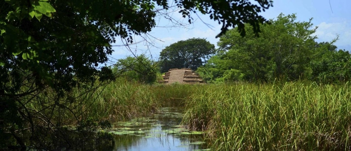 Los terrenos se encuentran en la selva, colinda con zonas de manglar y tiene un alto valor ecológico, señalaron los habitantes. En la imagen, El Lagartero, antiguo asentamiento maya que se localiza en Lagos de Colón, Chiapas, cercano a la frontera con Guatemala. Foto Cuartoscuro / Archivo 