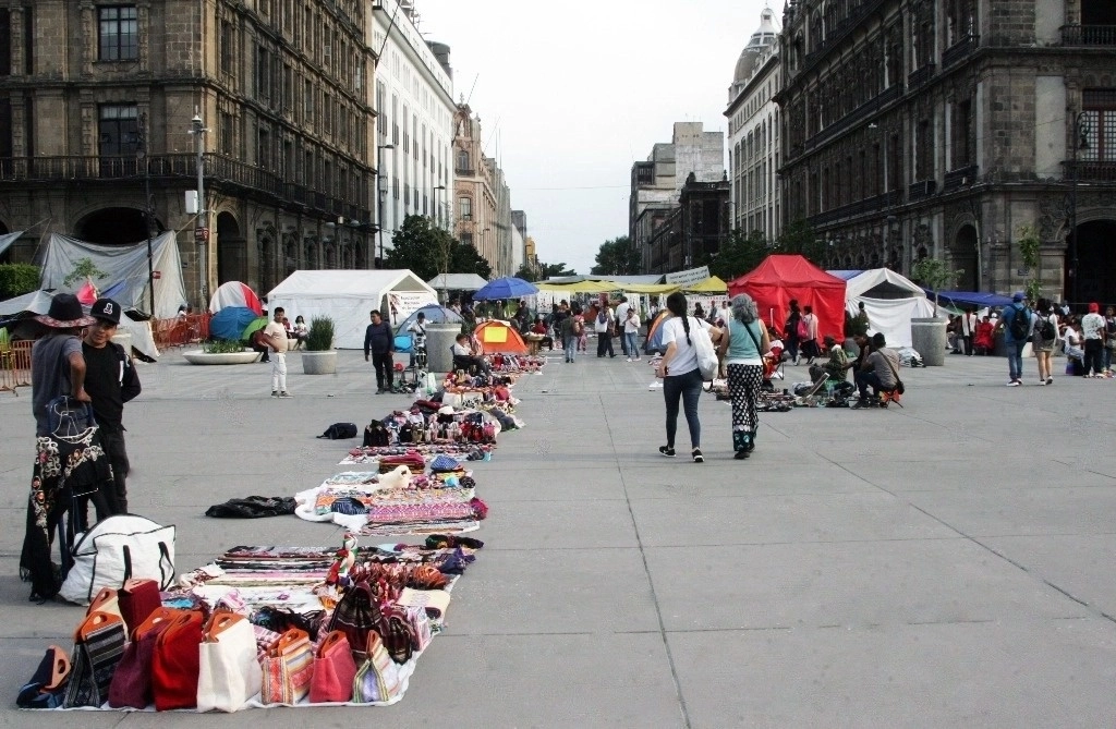 Recordaron que “el Centro Histórico de la Ciudad de México, -considerado el corazón mercantil y turístico de la Ciudad de México y punto de referencia a nivel nacional-, ha sido escenario en las últimas semanas de conflictos, agresiones, saqueos, cierre de vialidades y el atroz atentado que sufrió la líder del comercio ambulante en días pasados”. Foto Roberto García Rivas / Archivo 