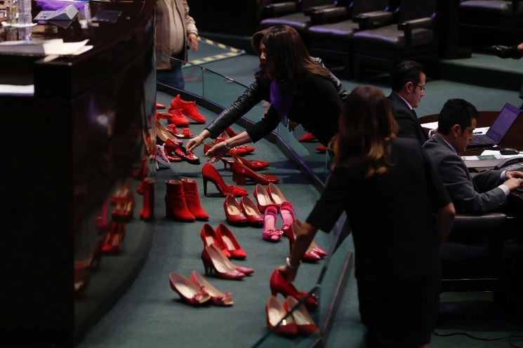 Diversos pares de zapatos rojos fueron colocados en la tribuna de la Cámara de Diputados, en la sesión del 18 de febrero de 2020, durante la discusión del punto de acuerdo para prevenir y erradicar la violencia contra las mujeres y niñas. Foto Cristina Rodríguez 