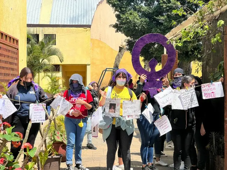 Alumnas de la preparatoria de la fundación Don Bosco colocaron un tendedero de acosadores en la institución, el pasado el pasado 13 de marzo. Foto Rubicela Morelos

