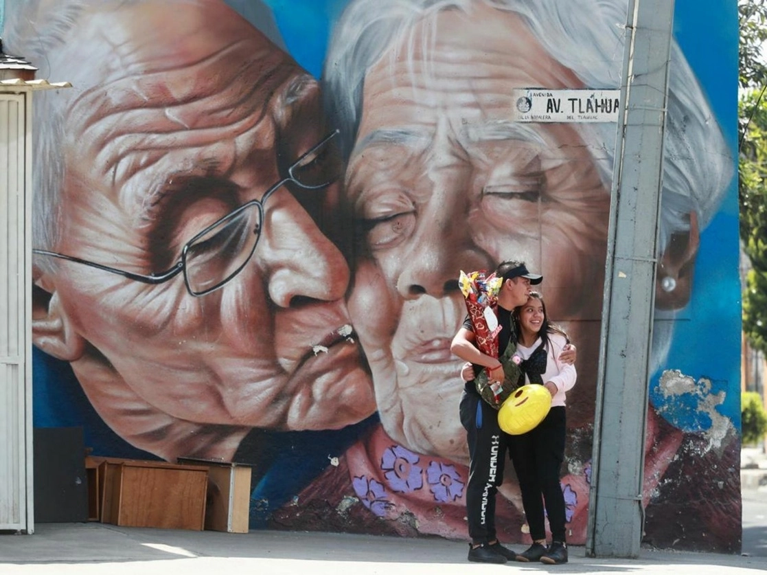 Escena en un paradero de avenida Tláhuac, en la alcaldía del mismo nombre. Los festejos por el Día del Amor y la Amistad fueron diferentes en esta fecha, a decir de empleados de restaurantes y de negocios de regalos, ya que no hubo las aglomeraciones de costumbre ni las grandes compras, pese a las ofertas. Foto Luis Castillo