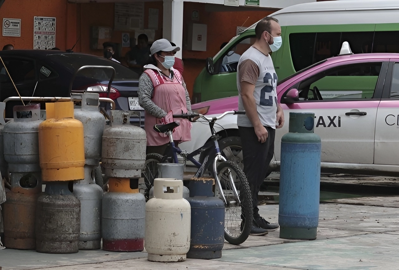 Ante los desafíos que han surgido a partir de los conflictos geopolíticos globales, la Secretaría de Energía pidió a las firmas privadas de distribución de gas licuado de petróleo colaborar para mantener un equilibrio en el mercado. Foto Alfredo Domínguez / Archivo