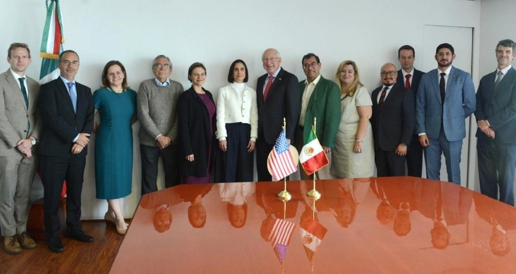Luz Elena Gonzalez Escobar, titular de la SENER se reunió con el embajador de México en EU, Ken Salazar y su cuerpo diplomático. Foto  @LuzElena_GE