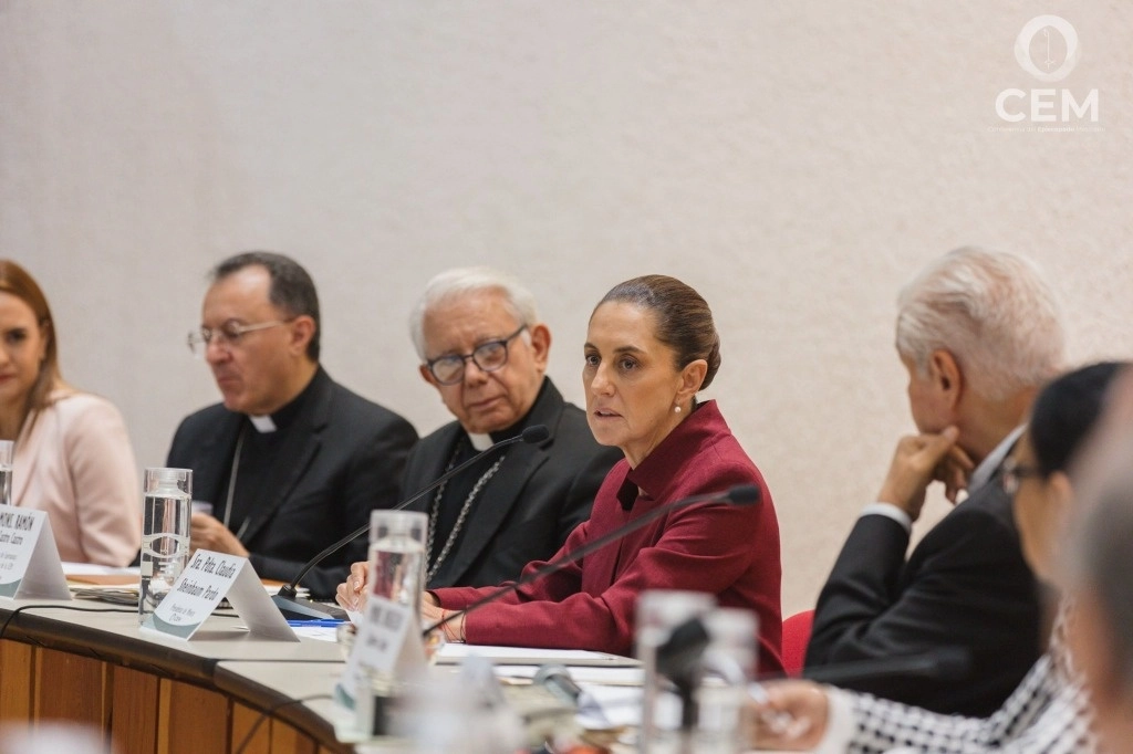 Monseñor Ramón Castro, secretario general de la CEM -segundo de la izquierda a derecha- y la presidenta Claudia Sheinbaum, ayer durante un reunión. Imagen tomada de https://x.com/IglesiaMexico