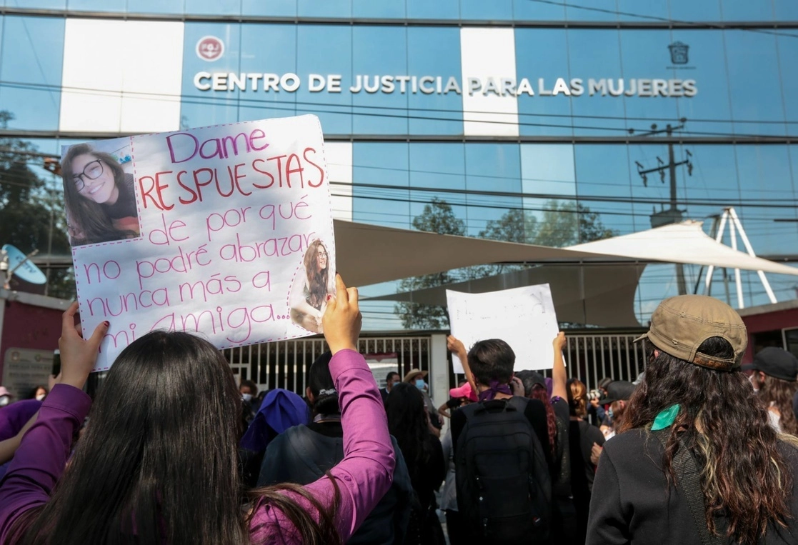 Protesta frente a la Fiscalía estatal contra los feminicidios. Foto Cuartoscuro/ archivo

