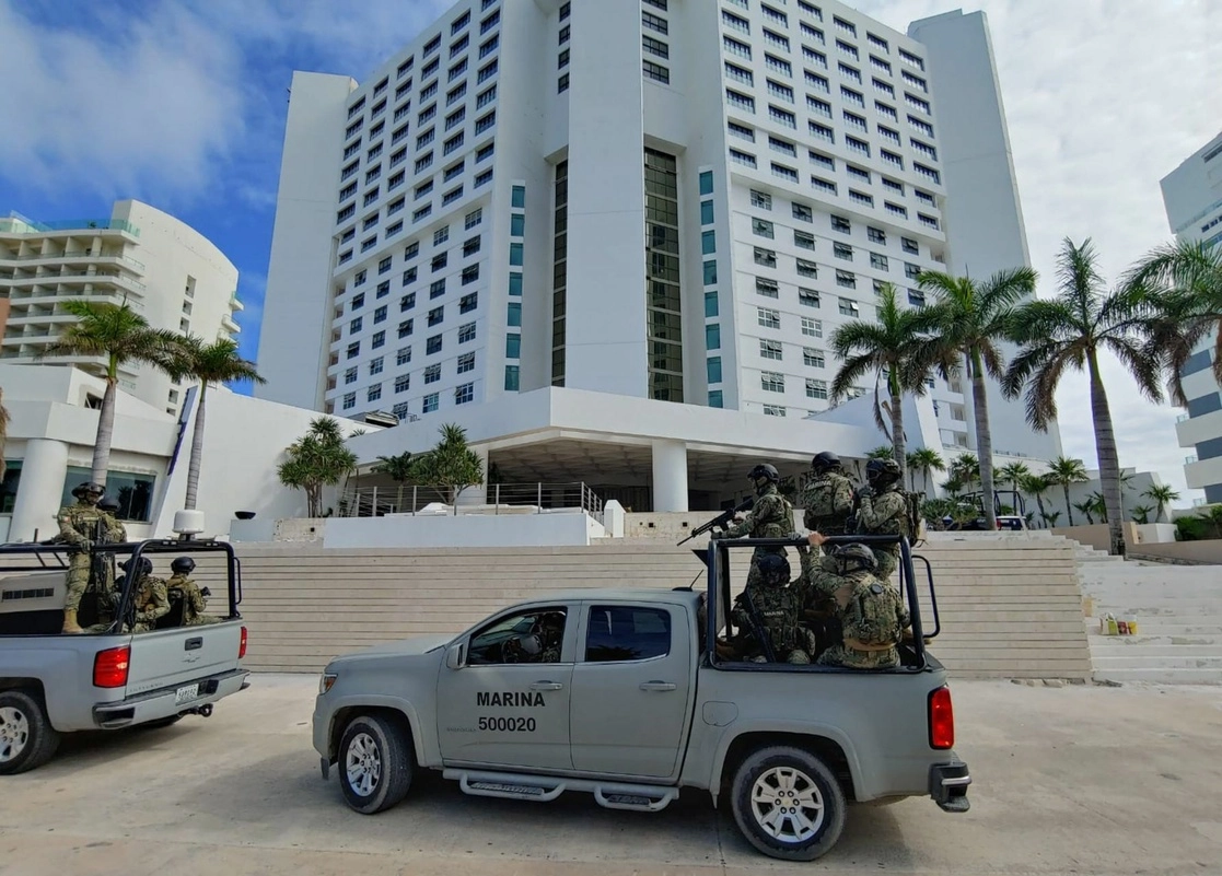 Fuerzas estatales y federales montaron un operativo en el hotel Melody Maker, en Cancún, en donde se asegura drogas y armas. Foto Cuartoscuro / Archivo 
