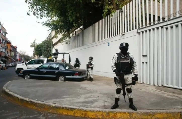 Seguridad perimetral de las instalaciones de la FEMDO. Foto Víctor Camacho /Archivo
