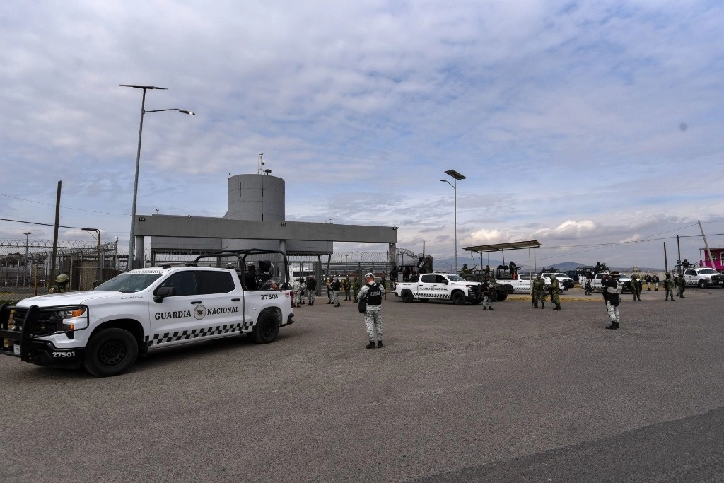 Elementos de la Guardia Nacional durante un proceso de revisión en el penal del Altiplano. Foto Cuartoscuro 