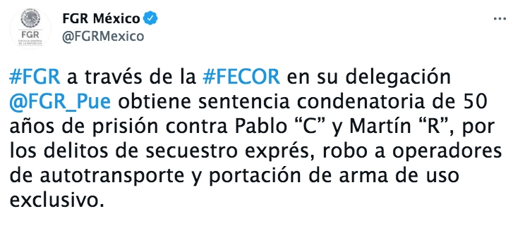 Un juez federal dictó sentencia condenatoria de 50 años de prisión contra dos sujetos por los delitos de privación ilegal de la libertad en la modalidad de secuestro exprés, robo y portación de arma de fuego de uso exclusivo de las Fuerzas Armadas. Captura de imagen tomada de la cuenta de Twitter @FGRMexico
