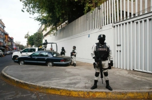 Seguridad perimetral de las instalaciones de la FEMDO. Foto Víctor Camacho /Archivo