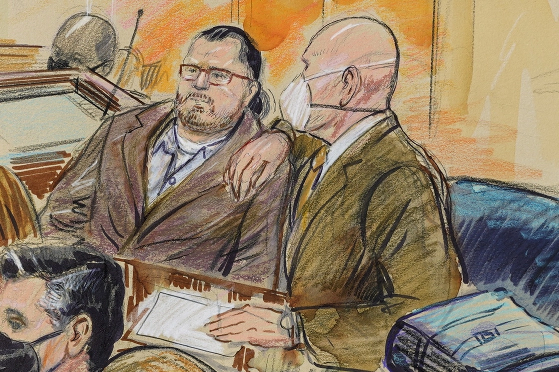 El boceto muestra a Guy Wesley Reffitt, junto con su abogado William Welch, a la derecha, en una corte federal en Washington, el 28 de febrero de 2022. Imagen vía Ap / Archivo