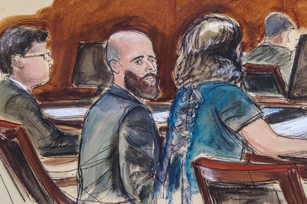 En este boceto de la sala del tribunal, Joshua Schulte, centro, está sentado en la mesa de la defensa flanqueado por sus abogados durante las deliberaciones del jurado, el 4 de marzo de 2020, en Nueva York. Foto Ap