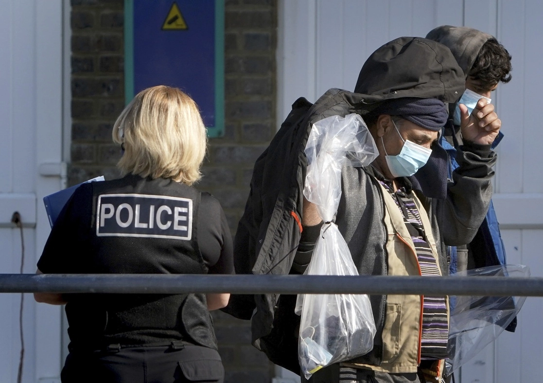 Investigaciones de la justicia francesa detectó que de 2016 a 2019 la red de tráfico de personas realizo 259 viajes hacia Inglaterra; 167 con éxito. Foto Ap / Archivo